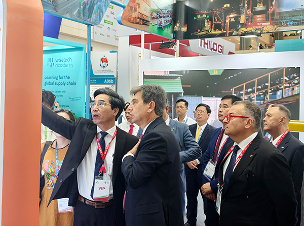 Phó Chủ tịch UBND TP Đà Nẵng Trần Chí Cường giới thiệu với các đại biểu quốc tế về vị thế của Đà Nẵng trên bản đồ logiatics toàn cầu.