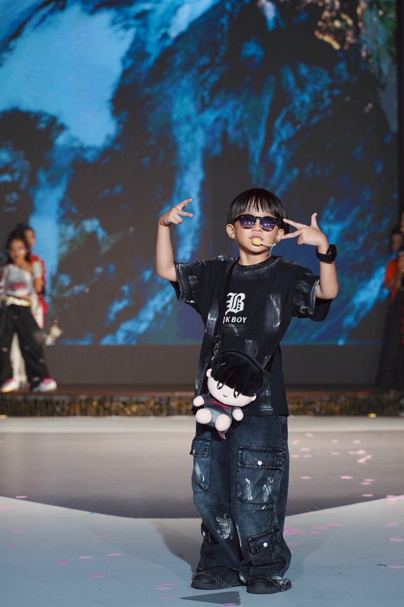 Rapper nhí cuốn hút với phong cách trình diễn tự tin.