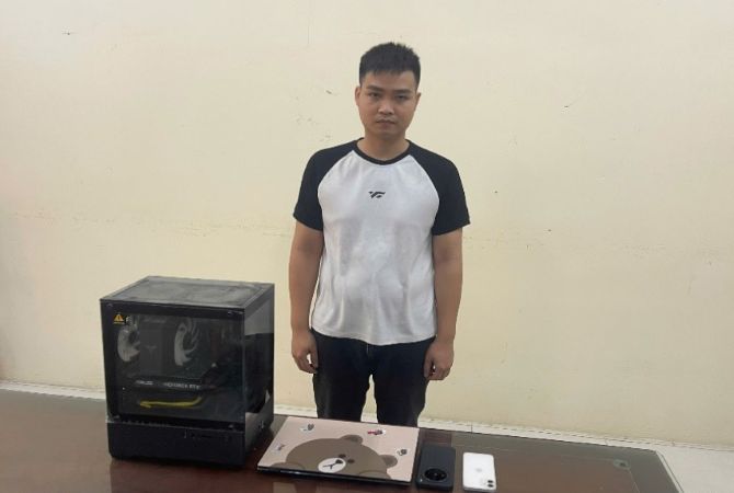 Đối tượng Nguyễn Phúc Tới cùng tang vật. Ảnh: Công an tỉnh Đồng Nai