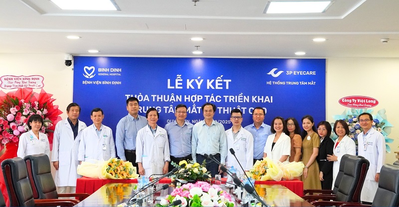 Các đối tác chúc mừng ra mắt trung tâm mắt kỹ thuật cao Bệnh viện Bình Định.