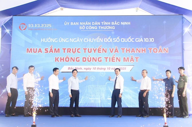 Các đại biểu thực hiện nghi thức phát động chương trình "Mua sắm trực tuyến và thanh toán không dùng tiền mặt