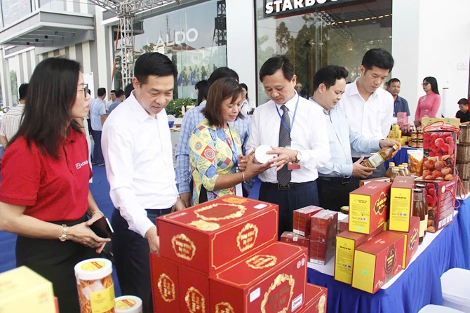 Các đại biểu tham quan gian trưng bày sản phẩm