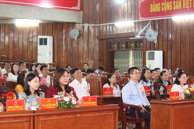 Các đại biểu và hơn 70 doanh nghiệp, doanh nhân tiêu biểu của xã Tuy Phước tham dự buổi gặp mặt. 