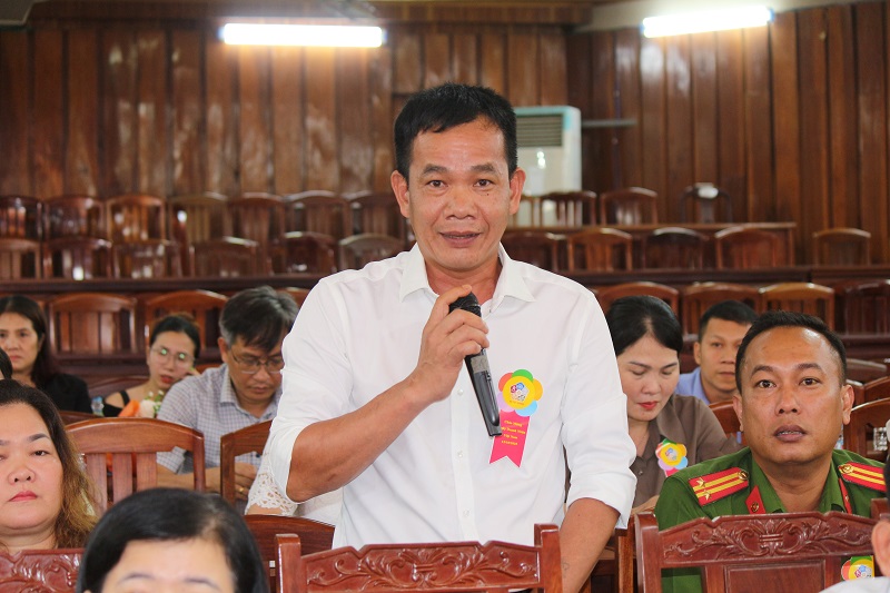 Đại diện Công ty TNHH Xây dựng Phong Tấn trao đổi kiến nghị tại buổi gặp mặt.