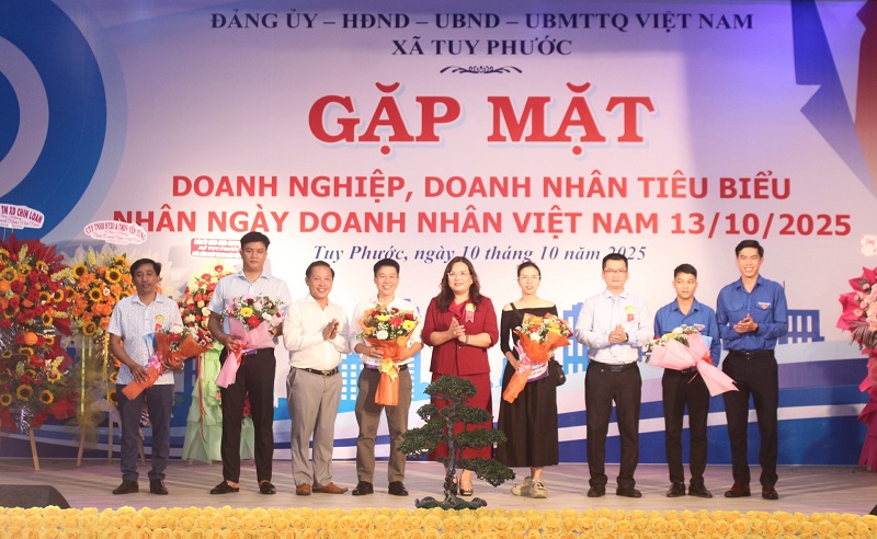 Lãnh đạo địa phương chúc mừng Ban Chủ nhiệm Câu lạc bộ Doanh nhân trẻ xã Tuy Phước.