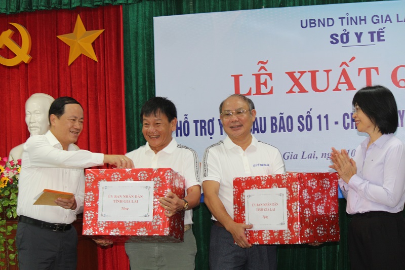 Lãnh đạo tỉnh Gia Lai tặng quà đoàn công tác.