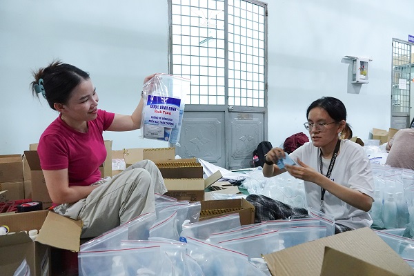 Cán bộ nhân viên Bidiphar nhanh chóng hoàn thành việc đóng gói 4.000 túi thuốc gia đình để kịp thời hỗ trợ người dân. 