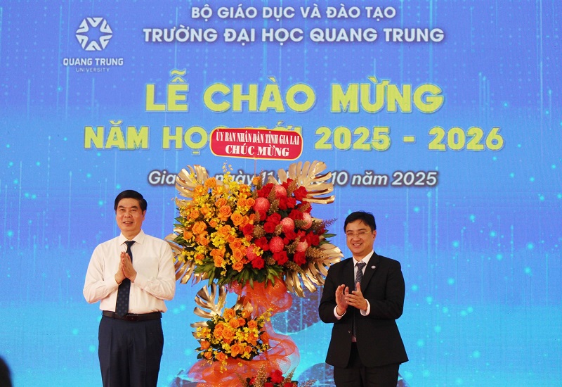 Phó Chủ tịch UBND tỉnh Gia Lai Lâm Hải Giang chúc mừng Trường Đại học Quang Trung.