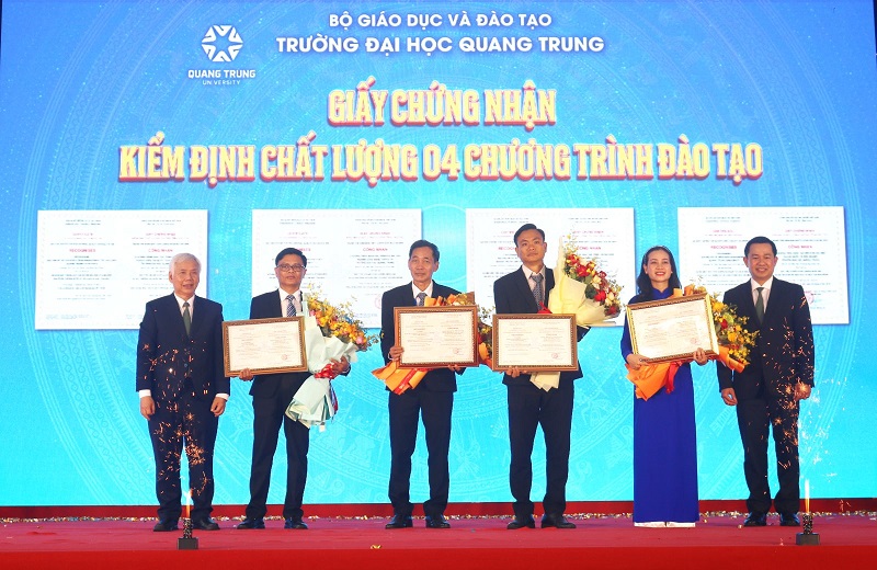  trao giấy chứng nhận đạt kiểm định chất lượng đối với 4 chương trình đào tạo trình độ đại học cho các khoa của Trường Đại học Quang Trung.