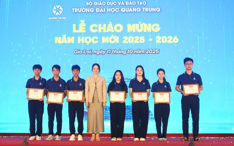 Đại diện Trường Đại học Quang Trung trao học bổng cho các sinh viên.
