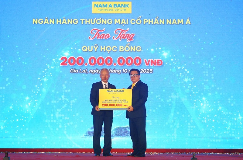 Đại diện Ngân hàng thương mại cổ phần Nam Á (bên phải) trao biểu trưng học bổng trị giá 200 triệu đồng cho Trường Đại học Quang Trung.