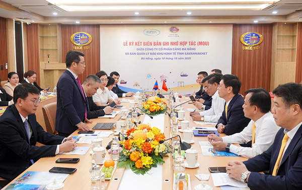 TS Thanongsai Soukkhamthat – Giám đốc Đặc khu kinh tế Savannakhet phát biểu tại buổi làm việc.