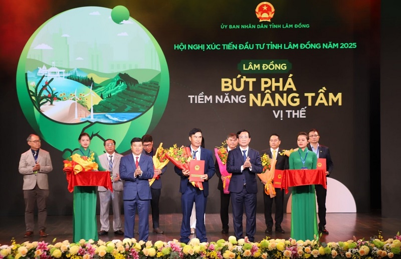 Lãnh đạo tỉnh Lâm Đồng trao quyết định chấp thuận chủ trương đầu tư cho các doanh nghiệp.