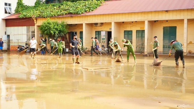 Công an tỉnh Thái Nguyên hỗ trợ cùng nhân dân dọn dẹp, vệ sinh môi trường sau mưa lũ, ngập lụt