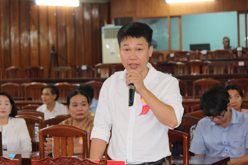 Ông Lê Hoài Vũ – Giám đốc HTX Nem chả chợ Huyện VDASA, hiến kế phát triển sản phẩm đặc trưng của địa phương gắn với du lịch. 