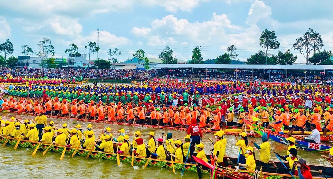 +ảnh 1: Đua ghe Ngo năm 2025 tại Cần Thơ quy tụ khoảng 60 đội ghe nam, nữ trong và ngoài thành phố tham gia thi đấu.