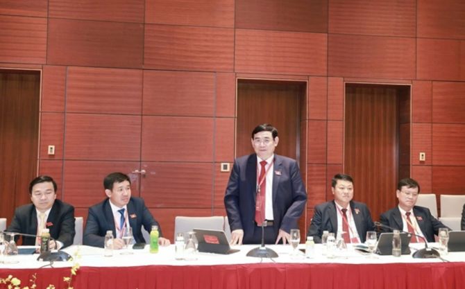 Đồng chí Phan Đức Tú - Bí thư Đảng ủy, Chủ tịch HĐQT, Trưởng đoàn đại biểu BIDV phát biểu tại phiên thảo luận ở tổ.