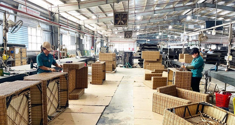 Hoạt động sản xuất sản phẩm đan nhựa giả mây tại Công ty TNHH Thương mại Hoàng Giang, xã Tuy Phước Tây.