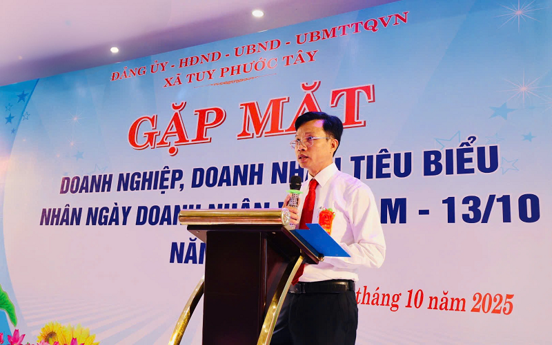 Ông Tô Minh Chánh - Chủ tịch UBND xã Tuy Phước Tây, chia sẻ với doanh nghiệp, doanh nhân.