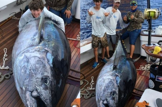 Kaleb Richardson chụp hình bên con cái 