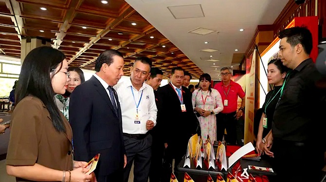 +ảnh 1: Chủ tịch UBND tỉnh Tây Ninh Nguyễn Văn Út (thứ 2 bên trái) tham quan khu trưng bày công nghệ số của Công ty cổ phần đầu tư Lê Bảo Minh