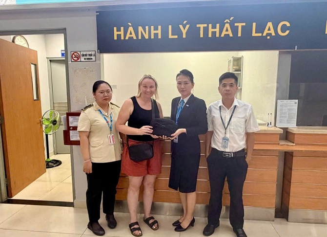 Nhân viên cảng hàng không quốc tế Phú Quốc trao trả số tiền cho hành khách bị bỏ quên.