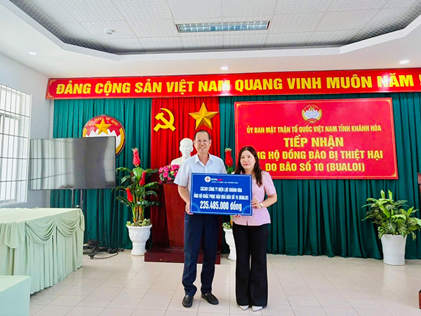 Công ty Điện lực Khánh Hoà quyên góp ủng hộ đồng bào bị thiệt hại do bão số 10 (Bualoi).