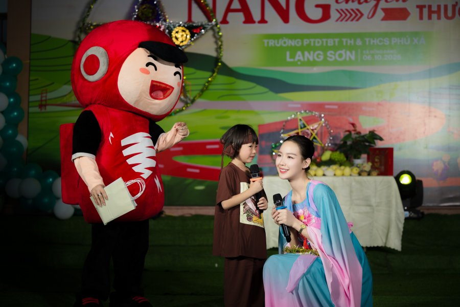 Hoa hậu Bảo Ngọc hoá thân chị Hằng vui trung thu cùng các em nhỏ.