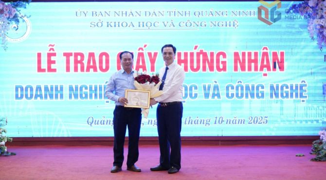 Lãnh đạo Sở Khoa học và Công nghệ trao Giấy chứng nhận doanh nghiệp khoa học và công nghệ cho Công ty CP Thủy sản Quảng Ninh. Ảnh: Báo Quảng Ninh