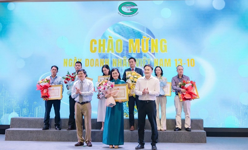 Bà Nguyễn Thị Ngọc Quỳnh – Giám đốc BIDV Bình Định, nhận bằng khen của UBND tỉnh Gia Lai ó thành tích xuất sắc trong hoạt động sản xuất kinh doanh giai đoạn 2024-2025, góp phần phát triển kinh tế - xã hội 