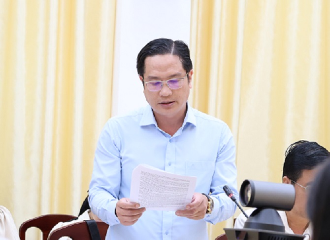 Đại diện sở tài chính báo cáo tại cuộc họp.