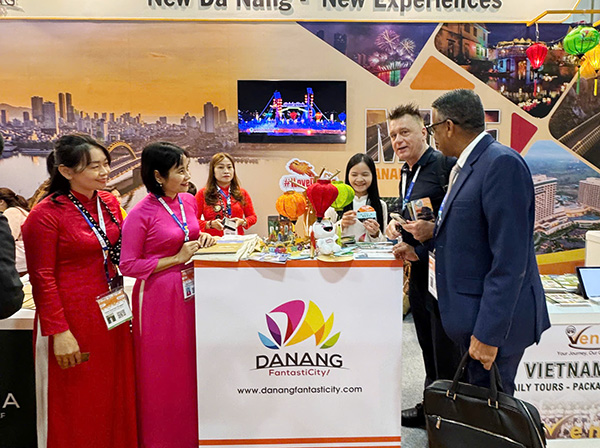 Các đối tác quốc tế tìm hiểu thông tin tại gian hàng của ngành du lịch Đà Nẵng.