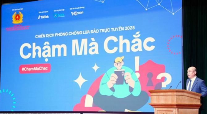 Đại tá Hà Văn Bắc chia sẻ tại buổi lễ Công bố Chiến dịch chống lừa đảo trực tuyến năm 2025 "Chậm mà chắc". Ảnh: TTXVN