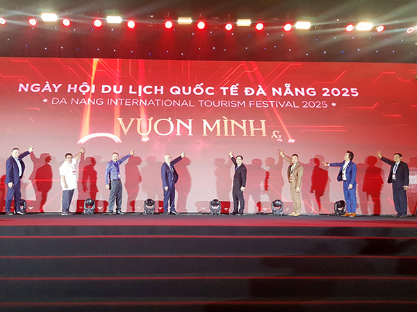 Thực hiện nghi thức khai mạc Ngày hội Du lịch quốc tế Đà Nẵng 2025.