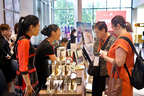 Tại ngày hội có gần 60 đơn vị tham gia trưng bày, quảng bá sản phẩm.