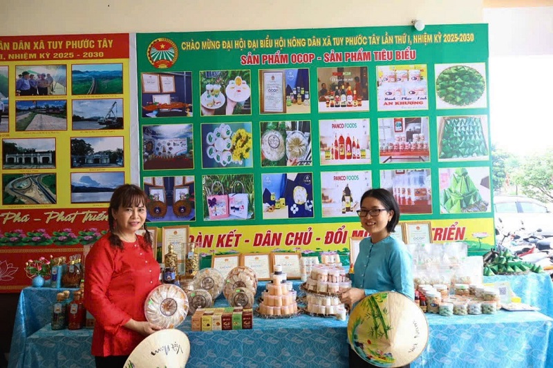 Sản phẩm OCOP Tuy Phước Tây khoe sắc tại đại hội.