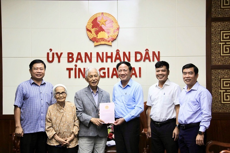 Chủ tịch UBND tỉnh trao Giấy chứng nhận quyền sử dụng đất của Trung tâm ICISE về diện tích đất được Chính phủ cho phép miễn tiền thuê đất cho Giáo sư Trần Thanh Vân