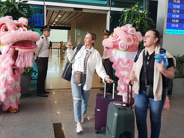 Chào đón khách từ Kazakhstan (thuộc khu vực CIS) đến Đà Nẵng.