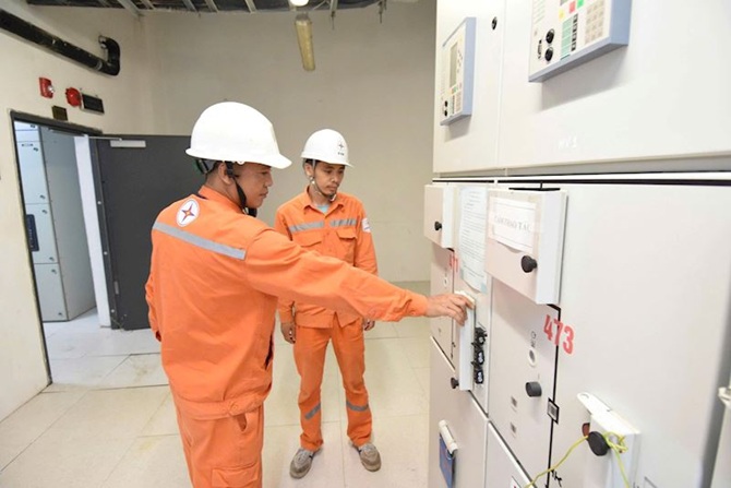 Công nhân EVNHANOI kiểm tra thiết bị tủ điều khiển tại Nhà Quốc hội