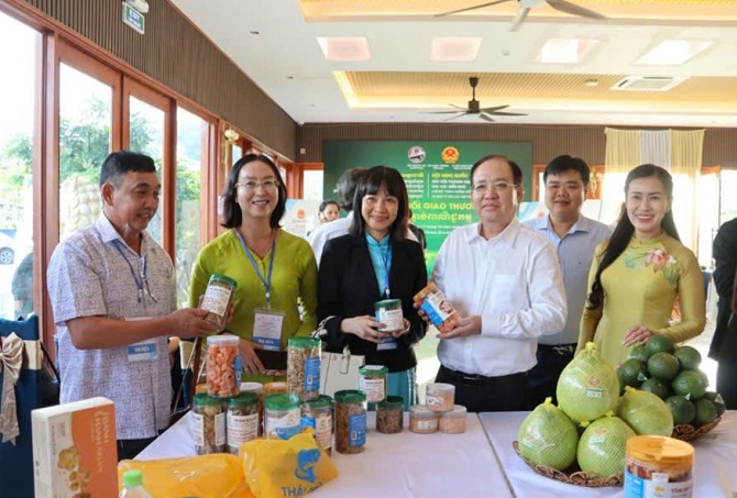 Ông Nguyễn Thanh Phong UV Ban thường vụ tỉnh Ủy Phó Chủ tịch thường thường trực UBND tỉnh An Giang thăm gian hàng trưng bày tại hội nghị.