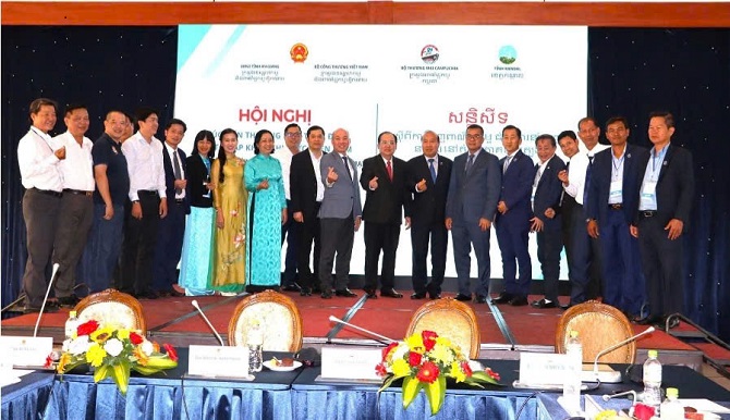 Các đại biểu chụp hình lưu niệm tại hội nghị.