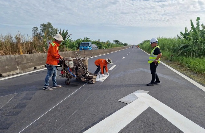 +ảnh 2: Đơn vị đang hoàn thiện hệ thống an toàn giao thông.