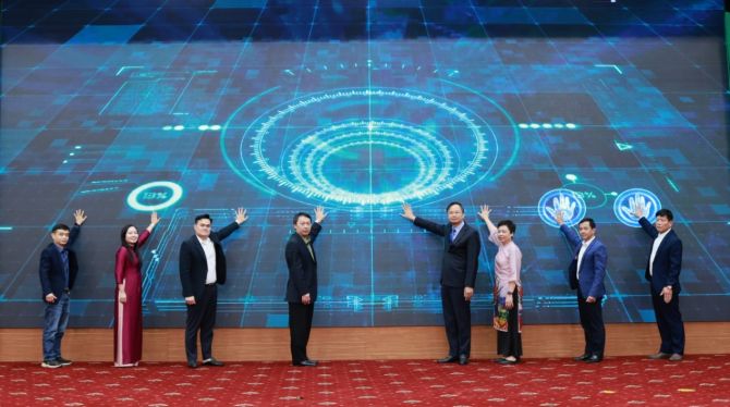 Các đại biểu thực hiện nghi thức khởi động hưởng ứng phong trào “Bình dân học AI”. 