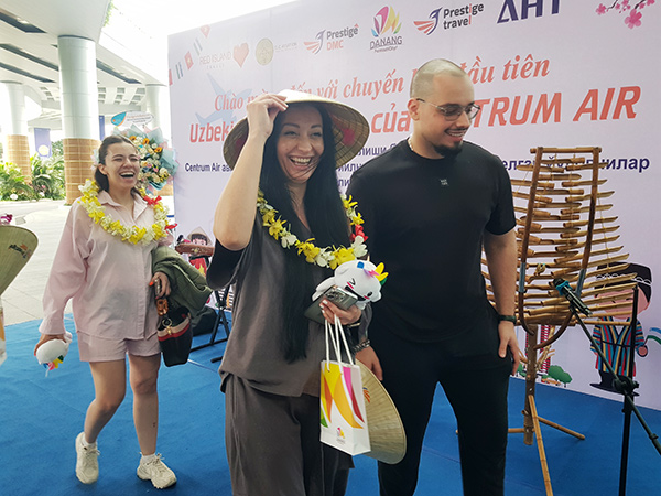 Chào đón du khách từ thủ đô Tasken (Uzbekistan) đến Đà Nẵng.