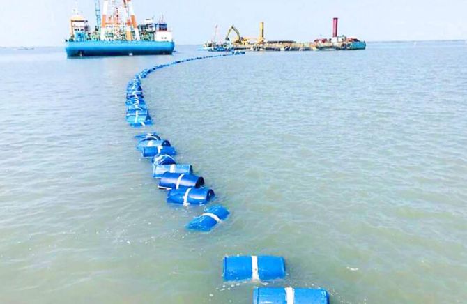 Một tàu lắp đặt cáp đang kết nối cáp Internet ngầm với điểm cập bến vào năm 2018. Ảnh: TeipaiTimes.