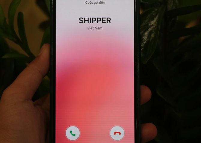 Cẩn trọng với các cuộc gọi điện thoại của shipper yêu cầu chuyển khoản tiền "phí xuất kho". Ảnh: Lạng Sơn tv.