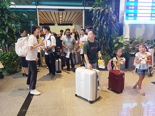 Các hành khách trên chuyến bay tỏ ra hào hứng khi đặt chân xuống sân bay Đà Nẵng.