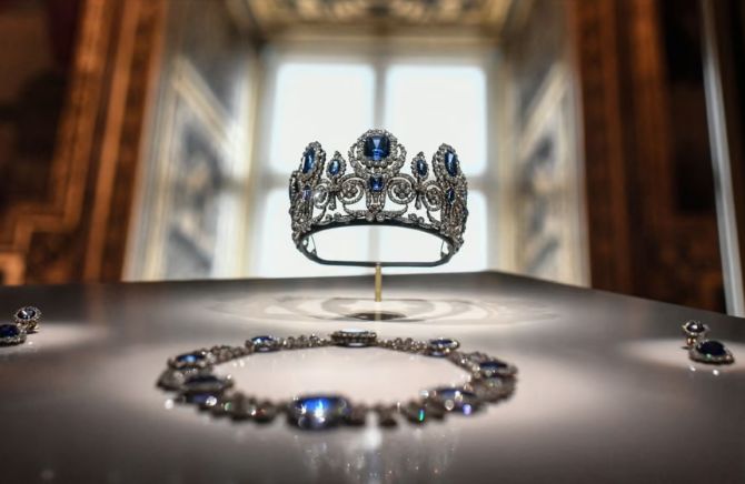 Trang sức hoàng gia được trưng bày tại Phòng trưng bày Apollon năm 2020. Ảnh: The Guardian.