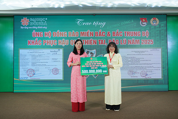 Lãnh đạo trường ĐH Đông Á trao cho đại diện Uỷ ban MTTQVN TP Đà Nẵng 500 triệu đồng ủng hộ đồng bào Bắc bộ và Bắc Trung bộ bị thiên tai, bão lũ