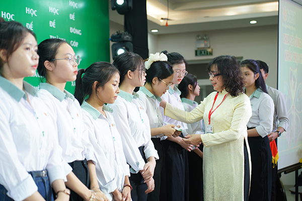 Lãnh đạo tường ĐH Đông Á trao hỗ trợ cho snh viên có gia đình bị thiệt hại nặng nề trong bão số 10 (Bualoi).